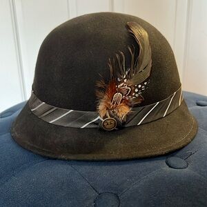 Goorin Bros Women’s Cloche Hat. Wool, Silk, Feather. Size Small.